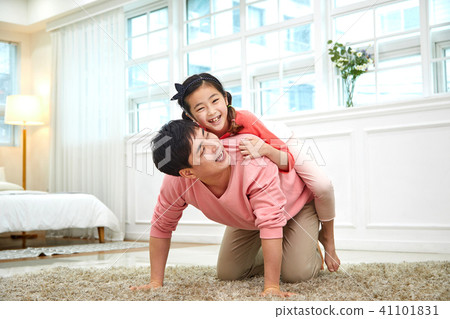 Dad, daughter, mum, airplane play happily in the living room Dad, daughter, mum, airplane play happily in the living room 41101831
