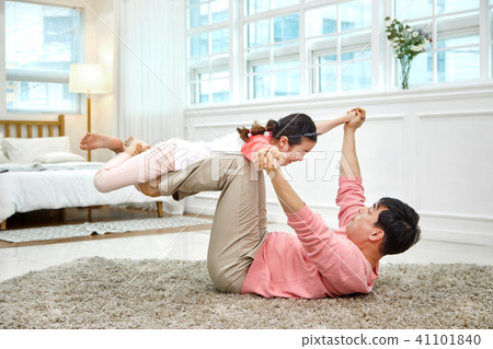Dad, daughter, mum, airplane play happily in the living room 41101840