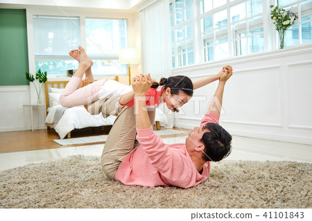 Dad, daughter, mum, airplane play happily in the living room 41101843