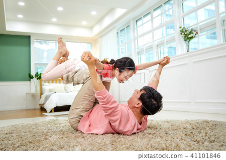 Dad, daughter, mum, airplane play happily in the living room 41101846