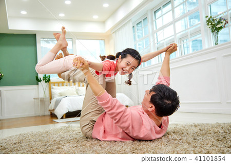 Dad, daughter, mum, airplane play happily in the living room Dad, daughter, mum, airplane play happily in the living room 41101854