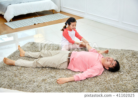 可愛的女兒把打盹的父親叫醒 41102025