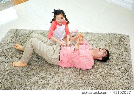 可愛的女兒把打盹的父親叫醒 41102037