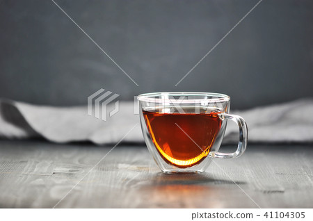 morning black tea in a transparent mug 41104305