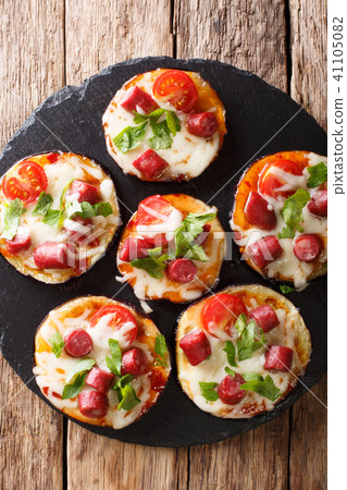 Appetizing of baked eggplant with cheese 41105082