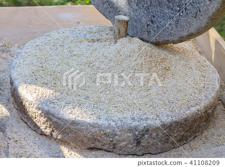 The ancient stone hand grain mill 41108209