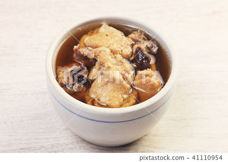 Black garlic chicken soup 41110954