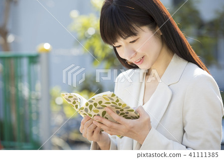 A woman reading in the park 41111385