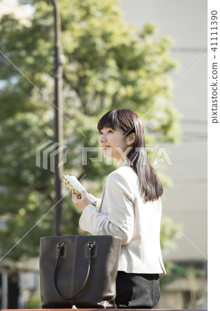 A woman reading in the park 41111390