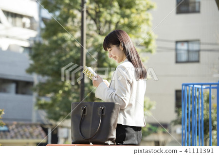 A woman reading in the park 41111391
