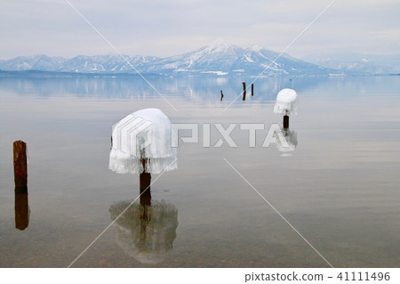 Winter Inawashiro Lake (Fukushima prefecture · Hunan Town) 41111496