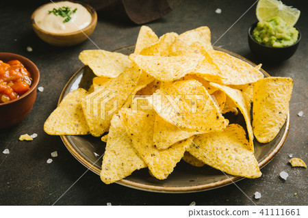 Nachos chips and various sauces 41111661