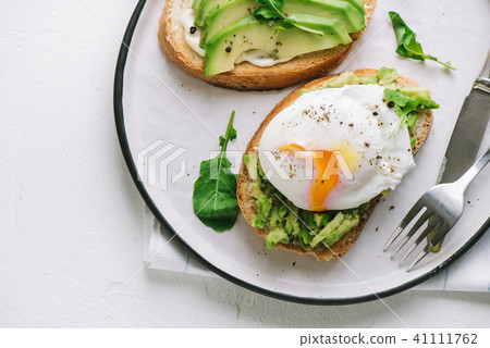 Avocado Sandwich with Poached Egg 41111762