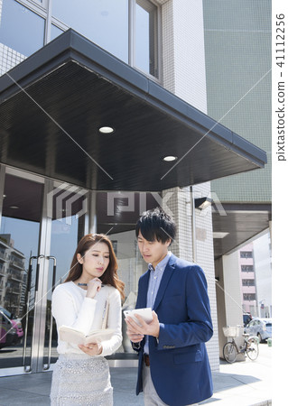 搜尋在片劑的年輕人和婦女 搜尋在片劑的年輕人和婦女 41112256