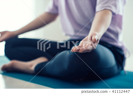 做瑜伽的女人 41112447