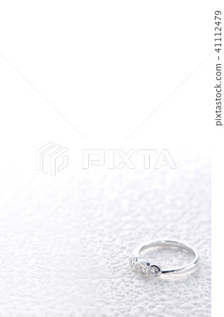 A ring 41112479