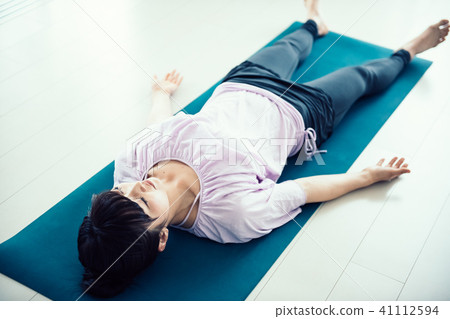 Women who do yoga (Shaba Asana) Women who do yoga (Shaba Asana) 41112594