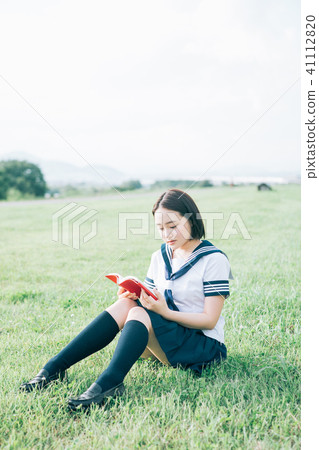 高中學生坐讀書的草坪 高中學生坐讀書的草坪 41112820