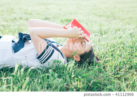 High school student who lies on the lawn and reads books 41112906