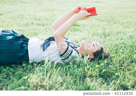 High school student who lies on the lawn and reads books 41112910