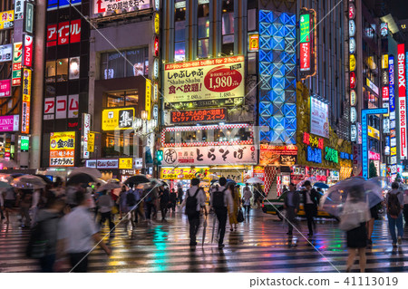 東京都 新宿歌舞伎町夜景 陰雨天氣 照片素材 圖片 圖庫