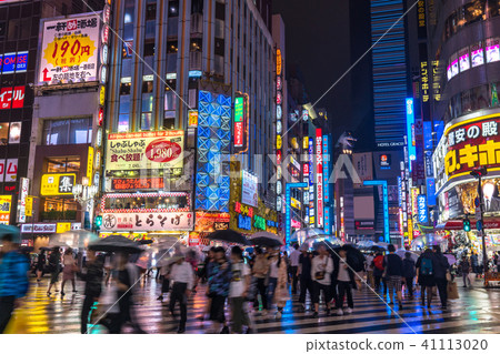 东京都 新宿歌舞伎町夜景 阴雨天气 图库照片