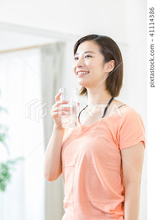 Women who play sports exercise breaks drink moisture makeup water Women who play sports exercise breaks drink moisture makeup water 41114386