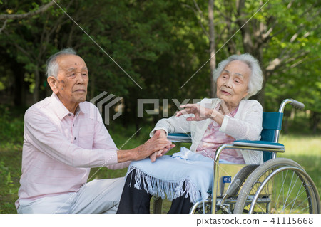 Senior couple care 41115668