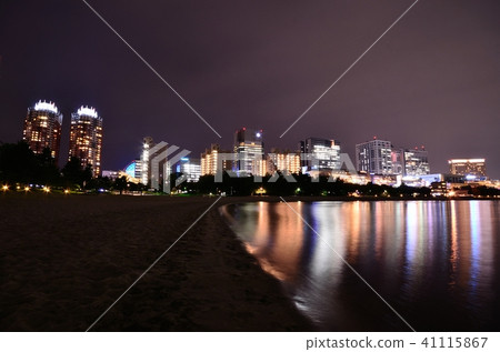 Odaiba夜間和夜視圖的海灘公園 Odaiba夜間和夜視圖的海灘公園 41115867