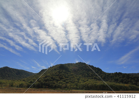 在秋天Oze Nakadayo附近的輻形雲彩 41115912