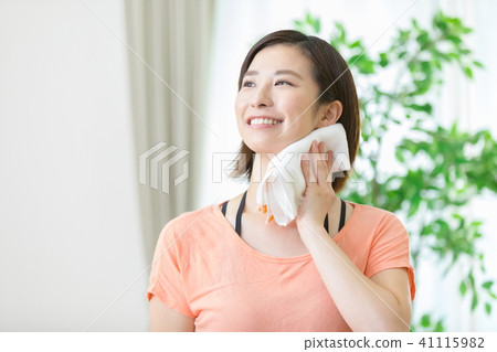 Women who wipe sweat women do sports women exercise break break drink moisture makeup water Women who wipe sweat women do sports women exercise break break drink moisture makeup water 41115982