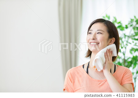 女性擦汗女性做運動女性運動休息時喝水潤補水 女性擦汗女性做運動女性運動休息時喝水潤補水 41115983