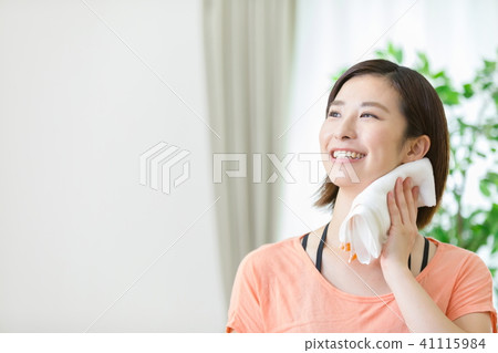 Women who wipe sweat women do sports women exercise break break drink moisture makeup water 41115984