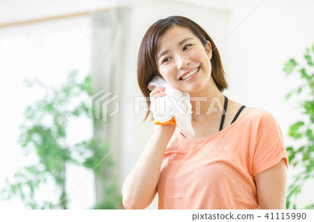 女性擦汗女性做運動女性運動休息時喝水潤補水 照片素材 圖片 圖庫