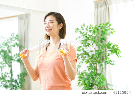 女性擦汗女性做運動女性運動休息時喝水潤補水 照片素材 圖片 圖庫