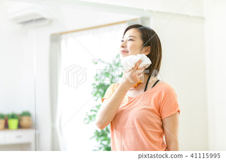 女性擦汗女性做運動女性運動休息時喝水潤補水 照片素材 圖片 圖庫