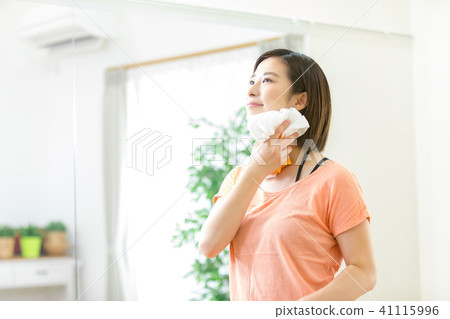 Women who wipe sweat women do sports women exercise break break drink moisture makeup water 41115996