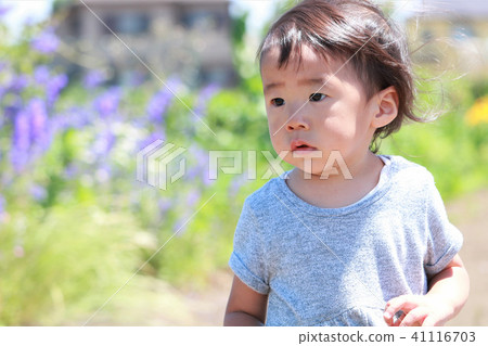 一個不安的表達女孩 41116703