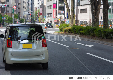 Street parking in the shade 41117440