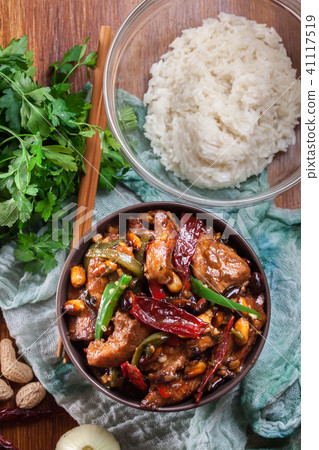 Kung Pao chicken with peppers and vegetables 41117519