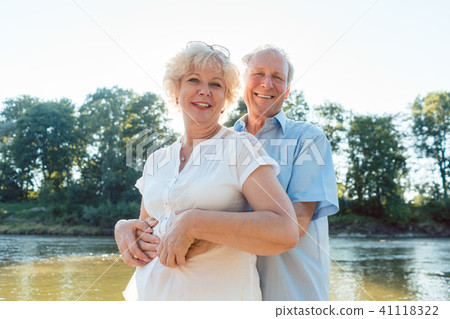 Romantic senior couple enjoying a healthy and active lifestyle 41118322