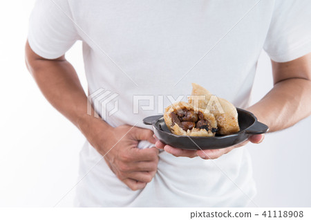男子 吃粽子 粽子 粽 胃痛 Eating Zongzi stomachache 粽を食べる 41118908