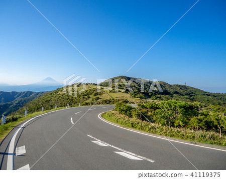 [Shizuoka Prefecture] Cloudless blue sky, early summer highland scenery [Nishiizu Skyline, around Daruma Mountain] 41119375