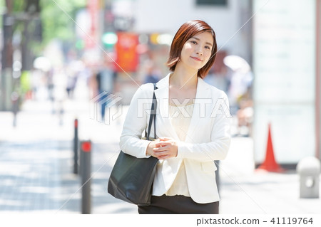 婦女走在商務區辦公室女士出差新綠色OL商務套裝肖像新兵 婦女走在商務區辦公室女士出差新綠色OL商務套裝肖像新兵 41119764