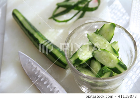 用玻璃醃黃瓜機輕輕醃製黃瓜 用玻璃醃黃瓜機輕輕醃製黃瓜 41119878