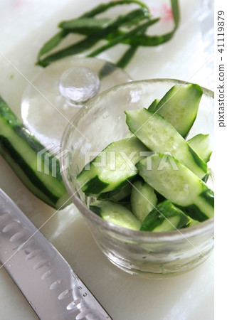 用玻璃醃黃瓜機輕輕醃製黃瓜 用玻璃醃黃瓜機輕輕醃製黃瓜 41119879