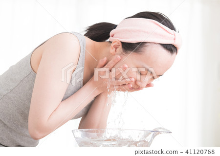 Japanese 20's female facial cleansing face Japanese 20's female facial cleansing face 41120768