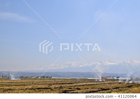 Mountains around heavy snow and burning work Mountains around heavy snow and burning work 41120864
