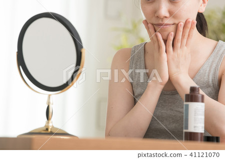 Young Japanese female beauty wearing lotion 41121070