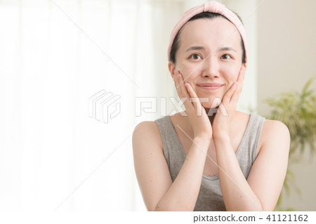 年輕日本女性秀麗佩帶的化妝水 年輕日本女性秀麗佩帶的化妝水 41121162